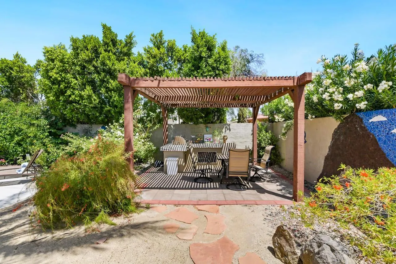 A Beautiful Desert Escape With Everything You Need Palm Springs 0*,
