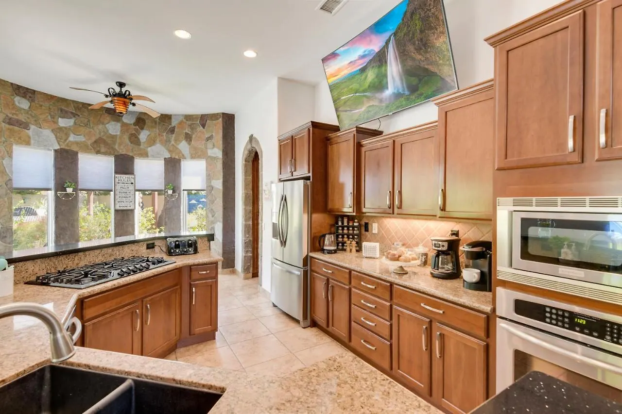 A Beautiful Desert Escape With Everything You Need Palm Springs Holiday home